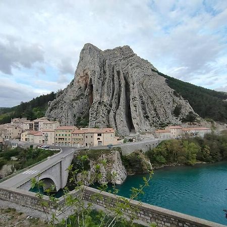 Appartement Au Coeur Du Village Sisteron Kültér fotó