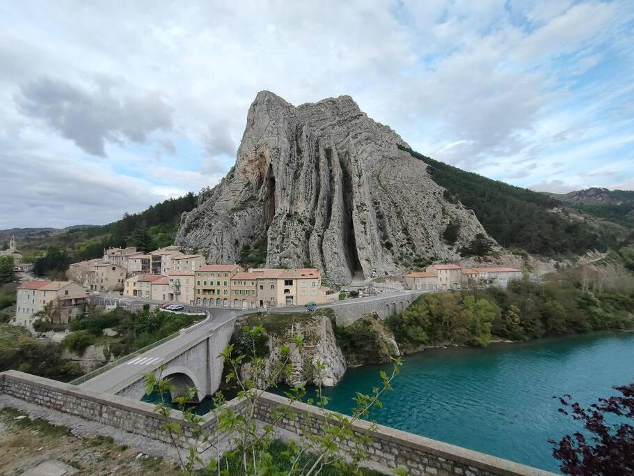 Appartement Au Coeur Du Village Sisteron Kültér fotó
